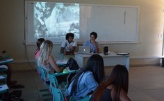 Professor Aruã Lima conversa com os estudantes durante debate do projeto Cinematógrafo Sertanejo