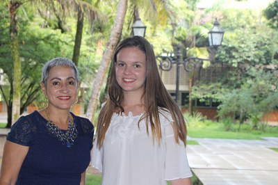 A estudante Caroline Guedes (de branco), e sua orientadora, a professora Ruth Trindade | nothing