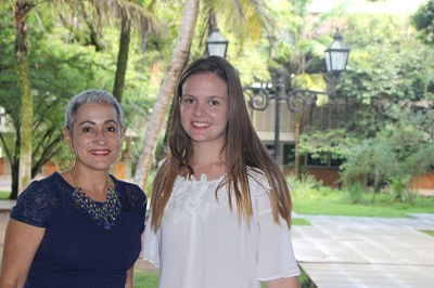 A estudante Caroline Guedes (de branco), e sua orientadora, a professora Ruth Trindade