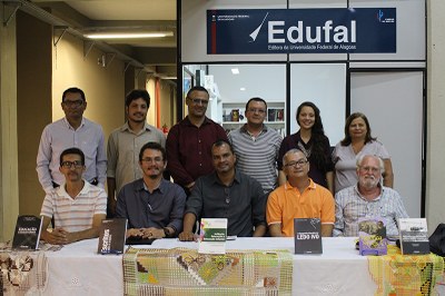 Direção da Edufal comemora com autores e diretores do Campus