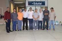 O vice reitor José Vieira, os diretores do Campus do  Sertão e o diretor da Edufal, Osvaldo Maciel confraternizam com os  autores