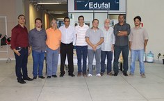 O vice reitor José Vieira, os diretores do Campus do  Sertão e o diretor da Edufal, Osvaldo Maciel confraternizam com os  autores