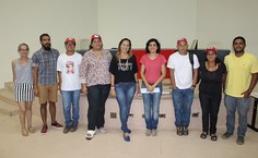 Representantes da Ufal, Joelma Albuquerque (blusa vermelha) e Betânia  Brito (blusa preta) com integrantes do MST AL