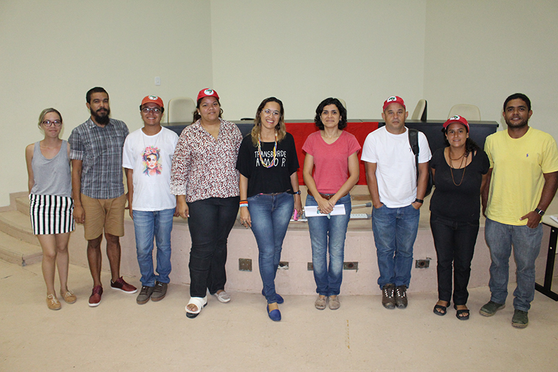 Representantes da Ufal, Joelma Albuquerque (blusa vermelha) e Betânia  Brito (blusa preta) com integrantes do MST AL