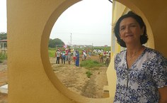 Professora Maria Alice Oliveira colabora com o projeto da horta