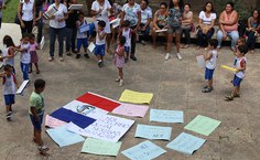 Crianças e pais levaram faixas e cartazes para reivindicar melhor estrutura