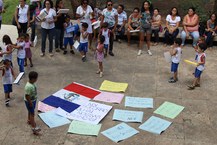 Crianças e pais levaram faixas e cartazes para reivindicar melhor estrutura