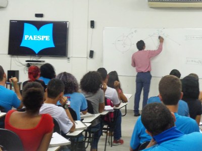 Professor Jerônimo Leoni, que ministrou aula de trigonometria para os alunos