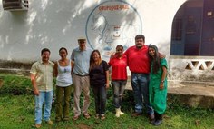 Professor Pierre (de vermelho) com alunos e professores da área