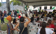 Professores e estudantes reuniram se na praça em frente a Assembleia