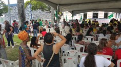 Professores e estudantes reuniram se na praça em frente a Assembleia