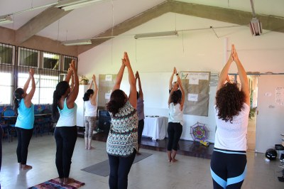 Comunidade em aula de Yoga no Campus A.C. Simões