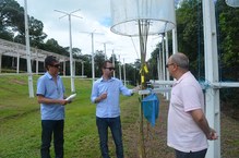 Pesquisadores Geraldo Veríssimo e João Messias apresentam os experimentos ao pró reitor