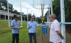 Pesquisadores Geraldo Veríssimo e João Messias apresentam os experimentos ao pró reitor