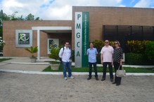 Pró reitor Alejandro Frery e a coordenadora Eliana Almeida em visita à equipe do PMGCA