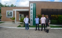 Pró reitor Alejandro Frery e a coordenadora Eliana Almeida em visita à equipe do PMGCA