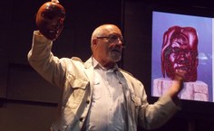 Donato durante palestra sobre as máscaras