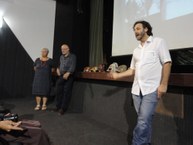 Ivanildo Piccoli como traduror da palestra de Sartori, no Teatro Sesc, durante o 1º Filé Teatral