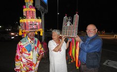 Sartori e sua esposa, Paola Pizzi, na Praia de Ponta Verde, com chapeu do reisado alagoano