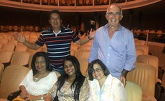 A servidora da Ufal, Elba Torres (1ª esq) e o marido, Walter Campos (à dir) levaram os amigos para assitir ao concerto
