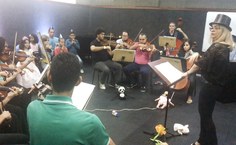Camaerata e alunos de musicalização infantil executando a Sinfonia dos Brinquedos
