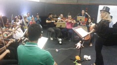 Camaerata e alunos de musicalização infantil executando a Sinfonia dos Brinquedos