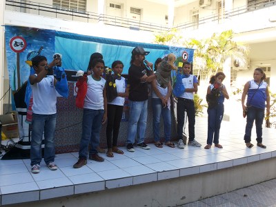 Alunos da Escola Brandão Lima e o diretor do espetáculo, Pierre D'Almeida