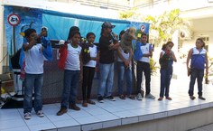 Alunos da Escola Brandão Lima e o diretor do espetáculo, Pierre D'Almeida