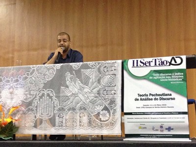 Helson Sobrinho, professor da Faculdade de Letras, apresentou a conferência de abertura