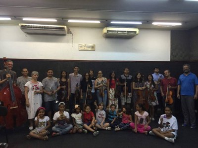 Rita Namé (à esq.) com integrantes da Camerata e as crianças do projeto musicalização infantil