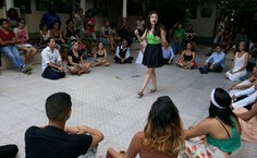 Alunos de Teatro explicavam os passos do coco alagoano