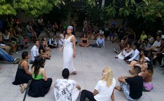 Aula espetáculo sobre o coco alagoano no pátio do Espaço Cultural