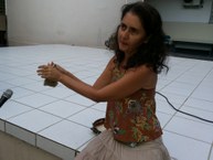 Professora Telma César tocando bizunga, instrumento antes usado no coco alagoano