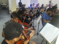 Jovens do curso de extensão compõem a Orquestra