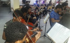 Jovens do curso de extensão compõem a Orquestra