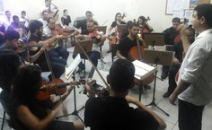 Nilton Souza foi o regente da Orquestra Jovem