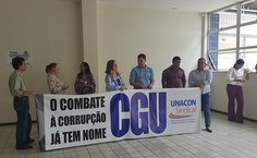Funcionários da extinta CGU protestaram no hall durante a solenidade de posse