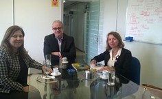 Reitora Valéria Correia reunida com Felipe Codina e Maria Angélica Gomes, da Opas