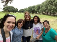 Professores e familiares confraternizando no bosque