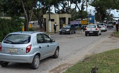 Veículos utilizam desvio para entrada no campus