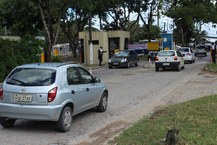 Veículos utilizam desvio para entrada no campus