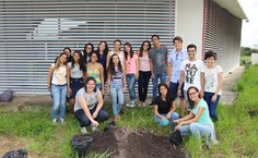 Estudantes participam do plantio de mudas.