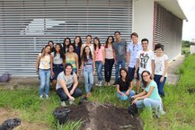 Estudantes participam do plantio de mudas.