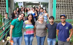 Professores Wanda Hirai e Rafael Navas (camisa preta) durante ação de acolhimento