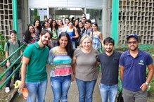 Professores Wanda Hirai e Rafael Navas (camisa preta) durante ação de acolhimento