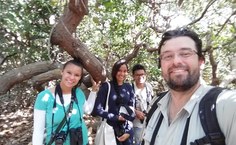 Professor e estudantes realizam a pesquisa na APA de Piaçabuçu