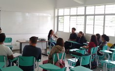 De frente para os alunos surdos, Meire traduz a aula para Libras