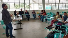 Professor Jair ministrando a aula para alunos surdos e ouvintes