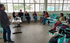 Professor Jair ministrando a aula para alunos surdos e ouvintes