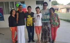 Integrantes do grupo Quilombo Púrpura, ladeados pelas professoras Andrea Pacheco e Sandra Regina